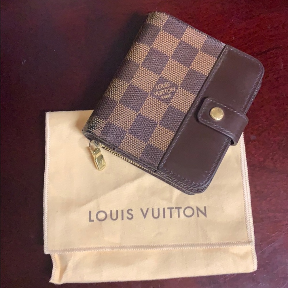 🎉 Louis Vuitton Wallet in good used condition.